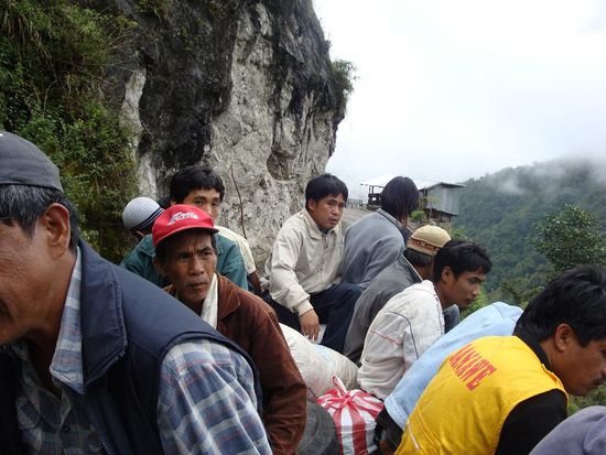 Die Fahrt war richtig holprig und teilweise musste man einem Ast ausweichen, aber ich fuehlte mich Wunderbar... so etwa stelle ich mir das Backpackerleben vor ! 