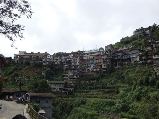 Zurueck in Banaue... Sicht auf die Guesthaueser. (immer noch auf dem Dach des Jeepneys)