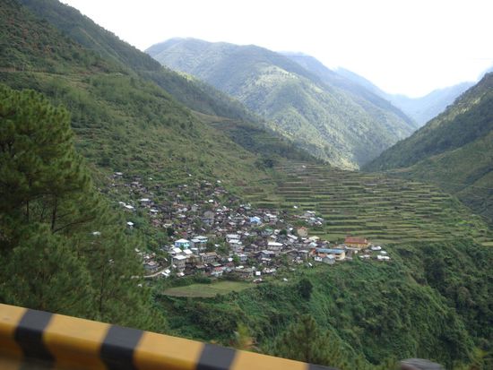 Irgend ein Dorf, natuerlich auch mit Reisterrassen auf dem Weg nach Bontoc...