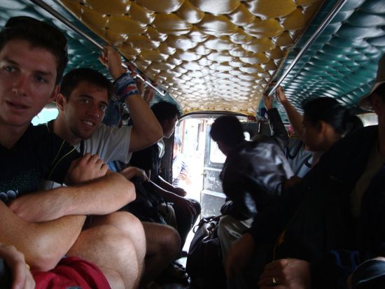 Und diesmal ein Foto innerhalb des Jeepneys... links "Mick" &amp; "Sean".