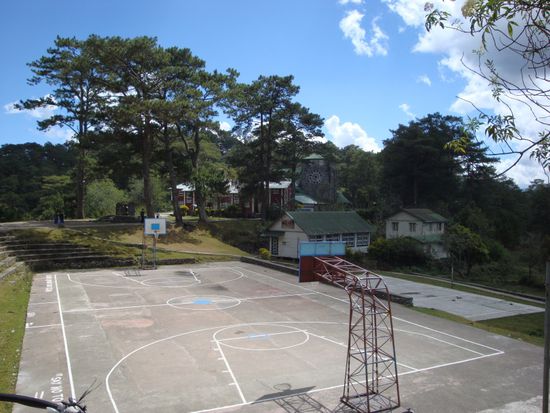 Segada... Basketballplatz und Kirche im Hintergrund !