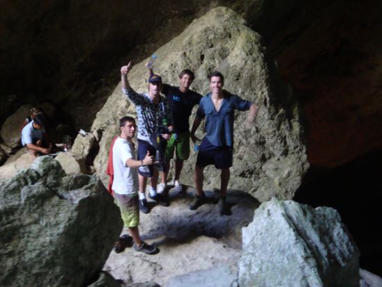 Die Australier vor dem Abstieg in die Hoehle...