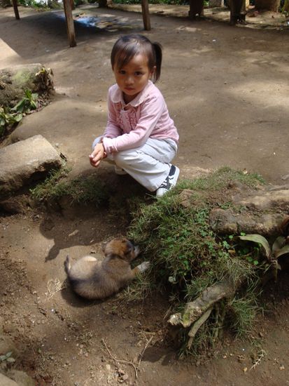 Vor der Baeckerei... Hundebaby &amp; kleines Philippino-Maedchen, (suess, oder ?)