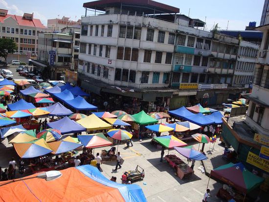 Sonntagsmarkt in Sandakan, fotografiert aus meinem Hotelzimmer !