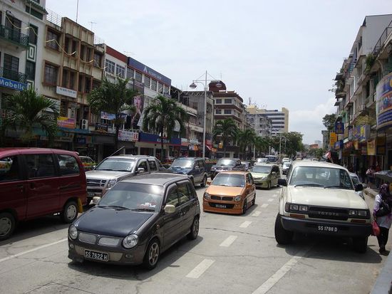 Verkehr auf der Hauptstrasse durch Sandakan...