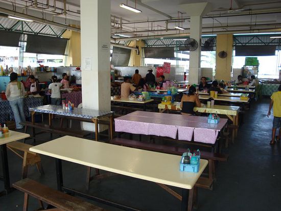 Essen oberhalb des Lokal-Markts...