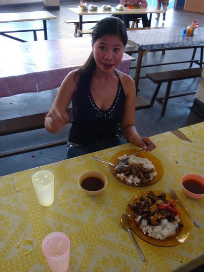 Eine Mahlzeit mit Suppe und Getraenk fuer 3 Ringgit... es geht also auch guenstig in Malaysia !