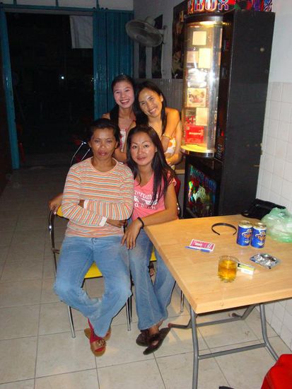 Lanie zusammen mit ihren Angestellten, die alle aelter sind als sie selbst ! Links eine Indonosierin (die sogut wie nie laechelt), und rechts zwei Philippinerinen.