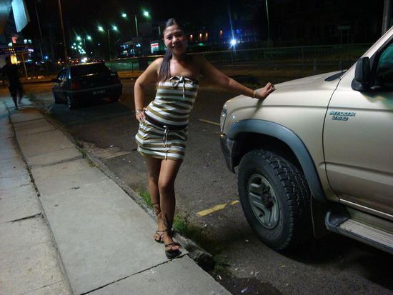 "Lanie", auf der Strasse vor ihrem Shop !