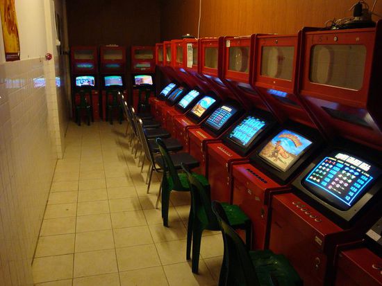 Und im hinteren Teil der Bar... die wahrscheinlich bessere Einnahmequelle, da unglaublich viele Asiaten Spielsuechtig sind !