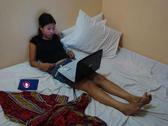 Lanie bei ihrer Lieblingsbeschaeftigung.... chatten und irgendwelche Typen verarschen  Sie sass eifach dort und konnte sich so unglaublich amuesieren...