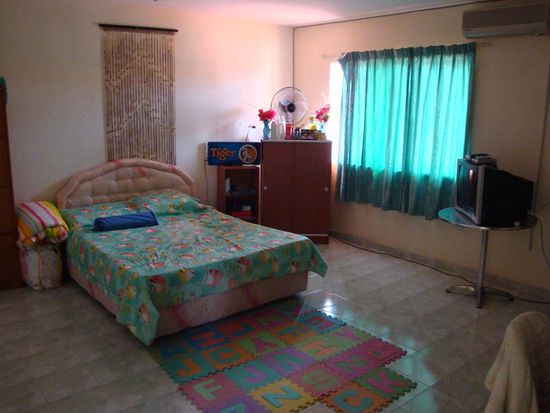 Und ihr fast zu grosses Schlafzimmer, das sie aber mit 5 ihrer Chinesischen Angestellten teilen musste !