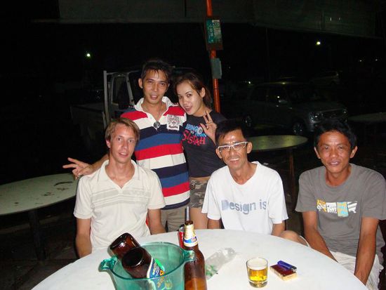 Bier trinken an einem der Abende mit Lanis Freunden...