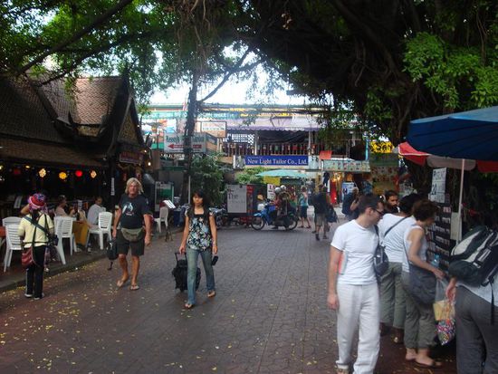 Eine Strasse in der naehe der Kaoh-San Road... "Soi Rambutri" wo sich auch diverese Unterkuenfte, Shops und Restaurants befinden.