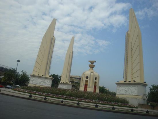 Auf dem Weg zur Botschaft... das Demokratie Denkmal, aus dem Taxi fotografiert ! (deshalb auch nicht wirklich horizontal)