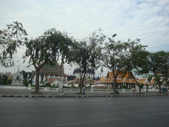 Irgendeine der hier unzaehligen Tempelanlagen... immer noch im Taxi.