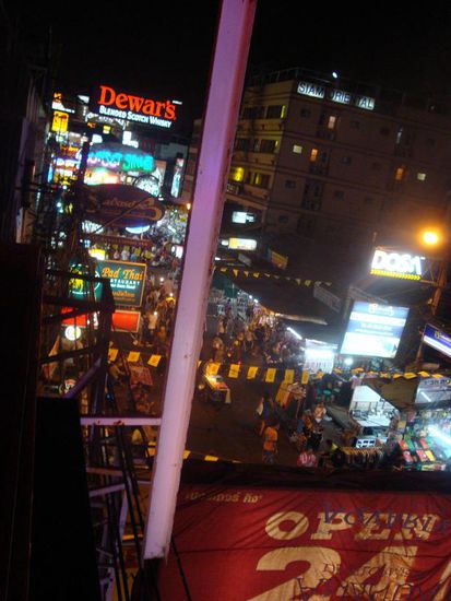 Sicht von meiner Lieblingsbar auf die verrueckte Kaoh San Road...