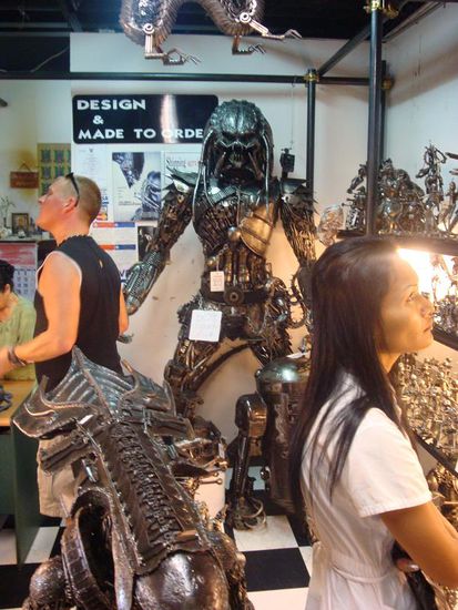 Figuren aller moeglichen Filme... in der Mitte "The Predator"... cool oder ?