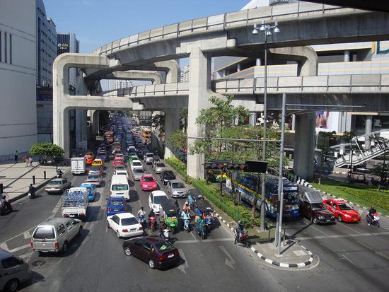 Beim ueberqueren der Fussgaegerbruecke... Vehrkehr in Bangkok !