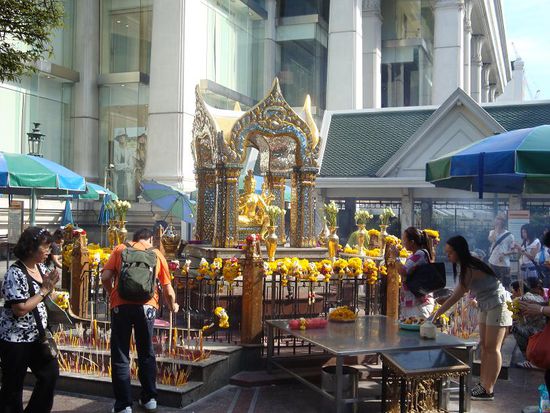 Der bekannte "Ewaran Shrine"... irgend ein heiliger Ort, ich hatte aber ehrlich gesagt ein wenig mehr als ein goldener Buddah erwartet !