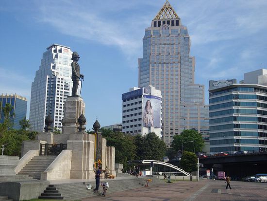 Neben dem Park... irgend ein Denkmal mit Hochhaeusern im Hintergrund.