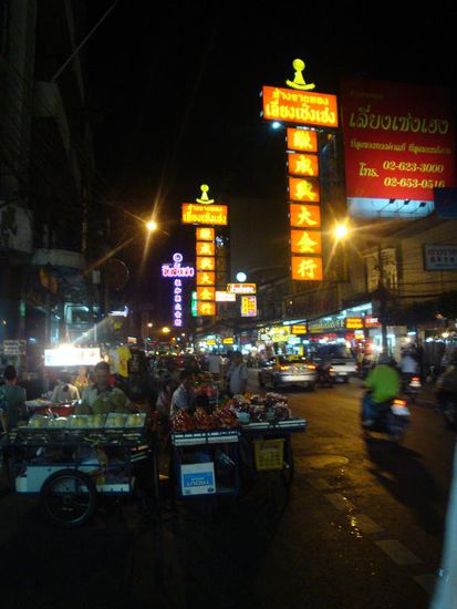 Chinatown bei Nacht... Food-Staende (vorne) und alle verschiedenen Lichter im Hintergrund.