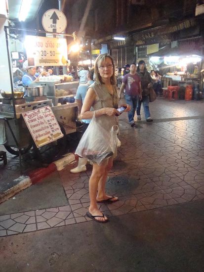 Und hier meine Mutter inmitten von Chinatown, sie fuehlte sich umgehend wohl in Bangkok.