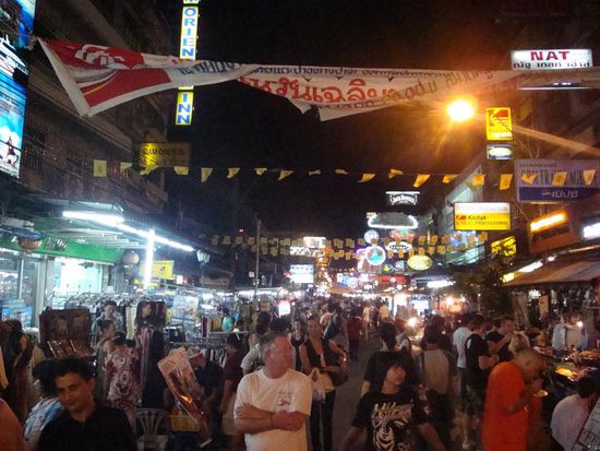 Auf dem Rueckweg nochmals durch die Kaoh San Road... diesmal am Abend, hier sieht es uebrigens 365 Tage im Jahr so aus... unglaublich !