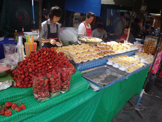 Einer der Staende... links Erdbeeren und gleich nebenan Pommes und Chicken Nuggets... (voll passend !) 