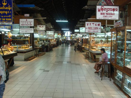 Innerhalb des sogenannten "Bogyoke" Marktes... hier gab es schon wieder alles moegliche guenstig einzukaufen.
