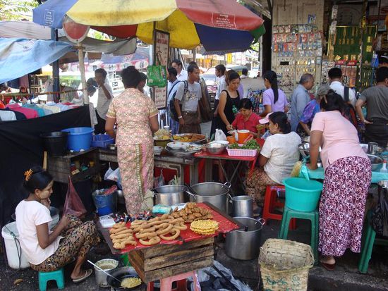 Irgendeine Strassenecke mit Foodstaenden...
