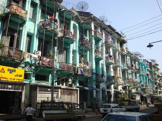 Strasse in Yangoon... diese Haueserfassaden sahen irgendwie echt speziell aus.