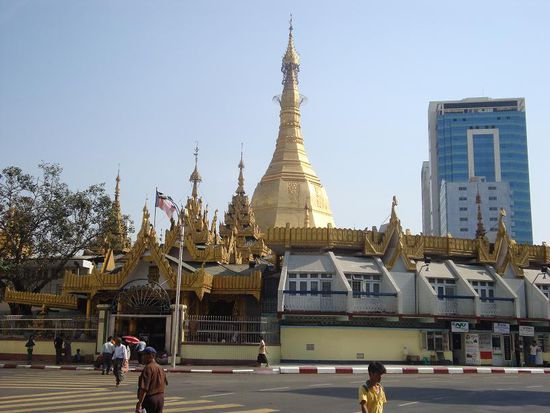 Die Zentral gelegene Sule-Pagode...