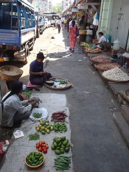 Und hier nochmals irgend eine Gasse im Stadtzentrum... ueberall wird irgendetwas angeboten, egal ob an einem Stand oder auf dem Boden.
