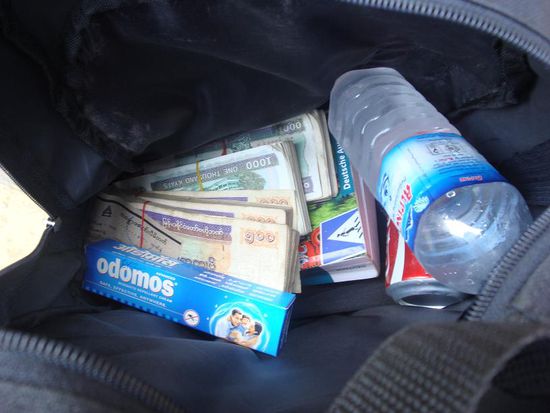 Kurzer Blick in meinen Rucksack, wir haben zusammen 300 USD gewechselt und bekamen dafuer knapp 300'000 Kyat, natuerlich alles in 1000er und 500er Noten. Ich fuehlte mich wie ein Bankraeuber 