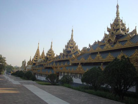 Einer der vier Eingaenge die zur Spitze fuehren... natuerlich alles vergoldet !