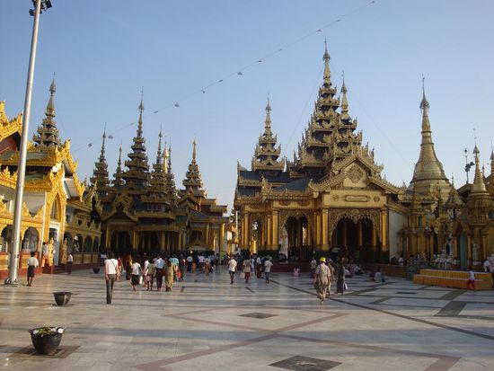 Der ganze Komplex beinhaltet die goldene Stupa sowie 82 weitere Gebaeude, meistens in Gold !