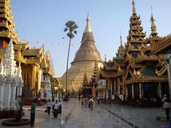 Und die 98m hohe Stupa selbst... wirklich ueberaus beeindruckend !