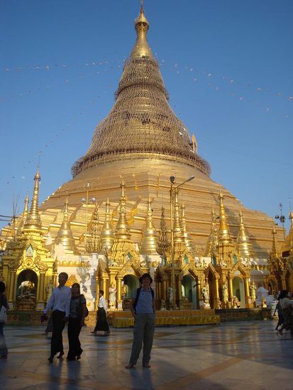 Und hier nochmals die Pagode, etwas naeher mit meiner Mutter im Vordergrund...