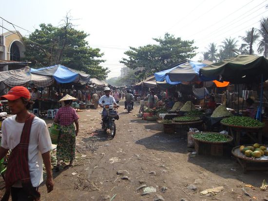 Innerhalb des Marktes in Mandalay... keine anderen Touristen weit und breit !