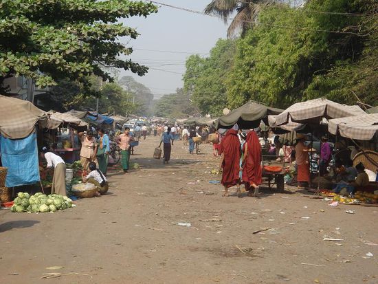 Und hier nochmals ein anderes Bild vom Markt... wiederum Moenche, aber leider auch hier deutlich zu viel Staub !