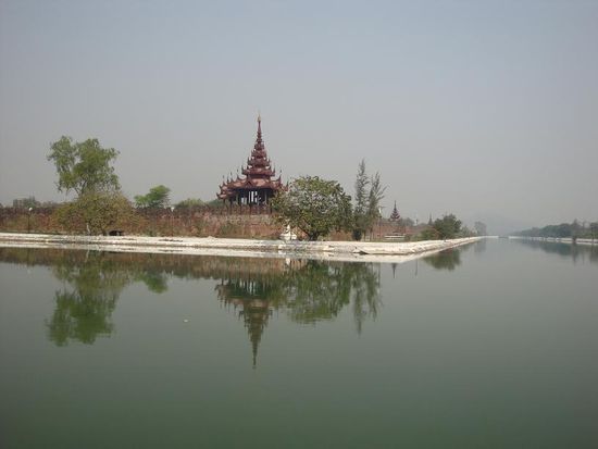 Koenigspalast umgeben von einem riesigen Wassergraben...