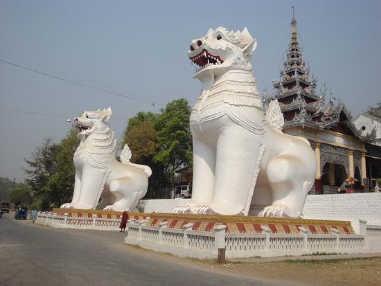 Einer der Eingaenge zu den Treppen des  Mandalay-Berges... die Dinger waren echt riesig !