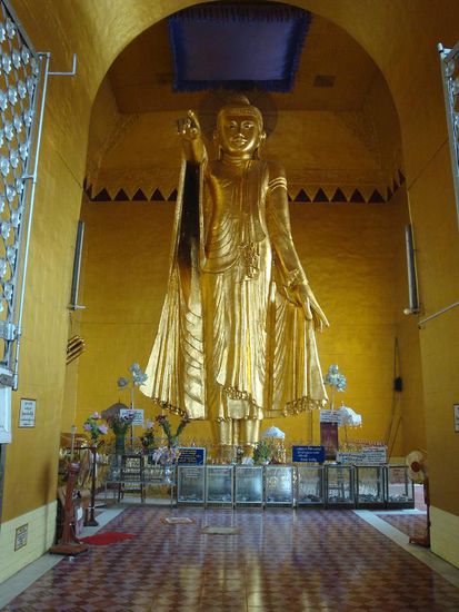 Die bereits erwaehnte Buddahstatue...