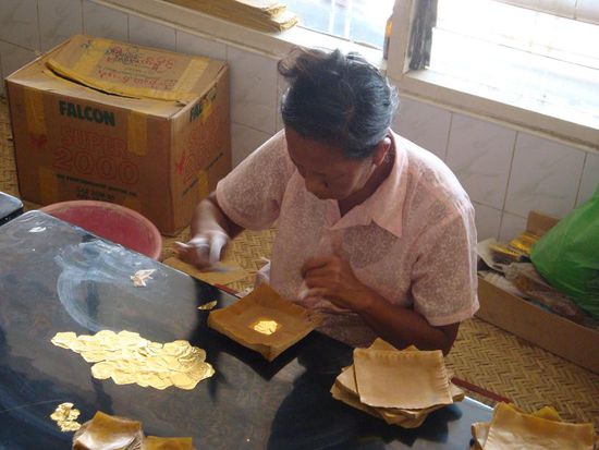 Blattgoldherstellung in Mandalay... echt faszinierend !