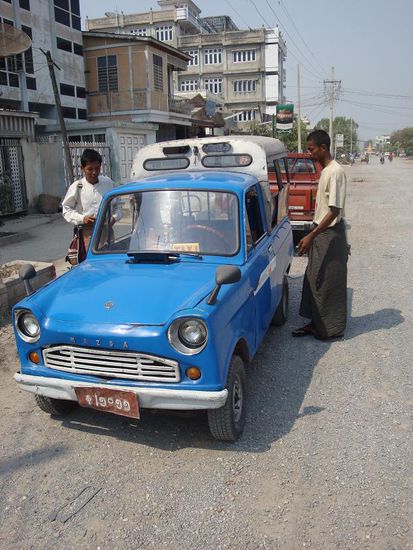 Nach dem Essen... unser Taxi, Fahrer (rechts) und Guide (links)... natuerlich beide in Roecken gekleidet !