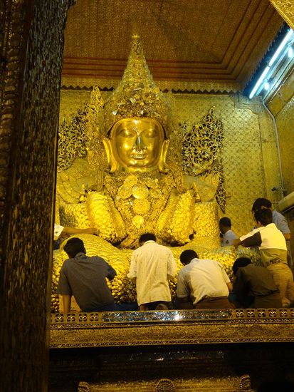 Erster Blick auf die bekannte Buddahstatue... von hier aus noch nicht besonders speziell !