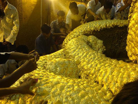 Die unterdessen verformte Buddah-Statue aus der Naehe... alle klebten wie wild Blattgold auf !