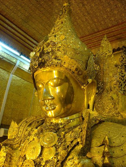 Das Gesicht des heiligen Buddhas das jeden Morgen von Moenschen gewaschen wird...