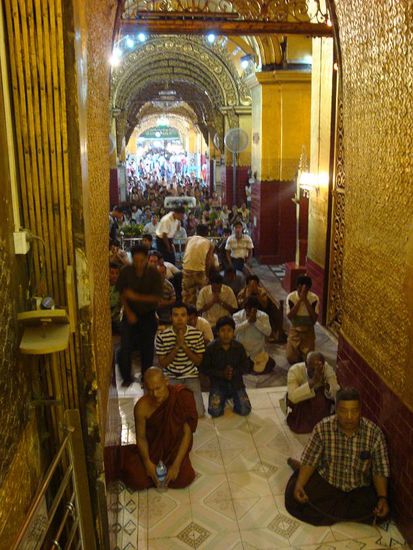 Alle am Beten... hinten hinter dem Zaun befanden sich die Frauen und unter anderem auch meine Mutter.